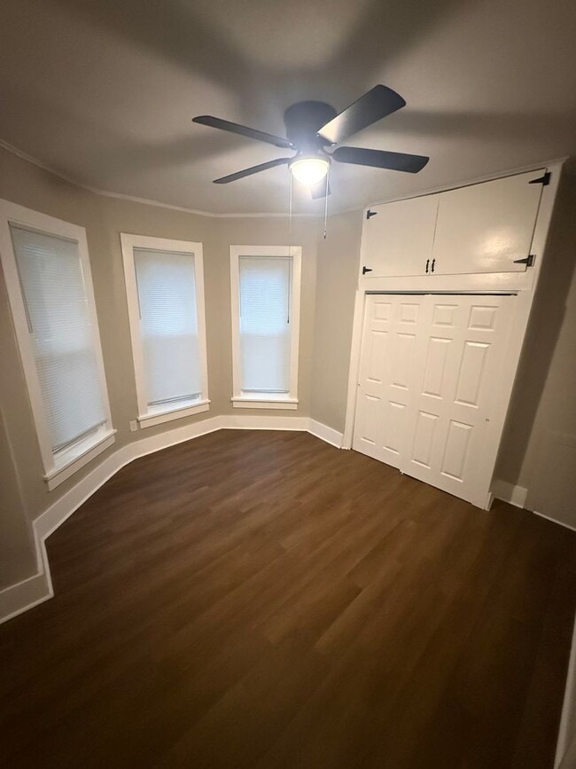 Building Photo - 622 7th St