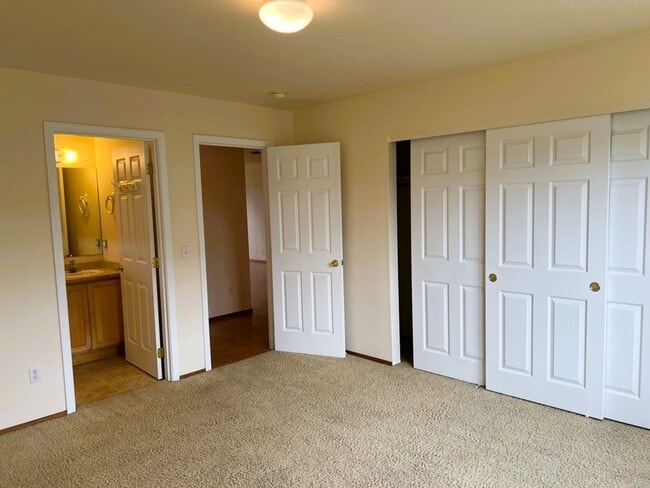 Building Photo - Spacious 3-bed 2-bath home with attached g...