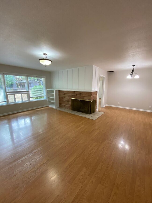 Building Photo - Stylish & Spacious 3-Bedroom Home in SE Sa...