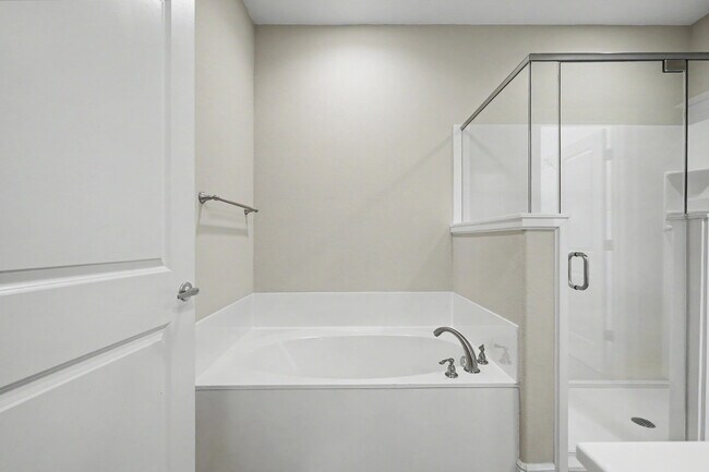 Building Photo - 490 Soundview Ct