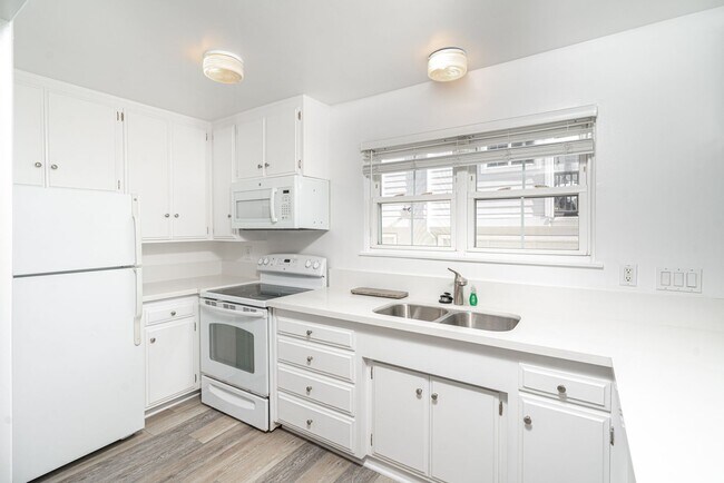 Building Photo - 314 E Bay Ave