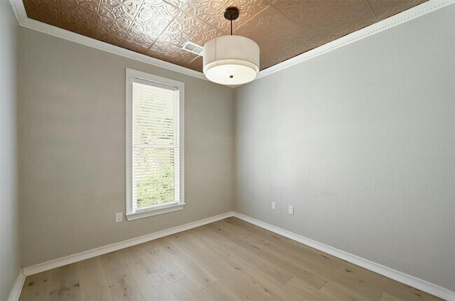 Building Photo - 2226 Westlake Dr