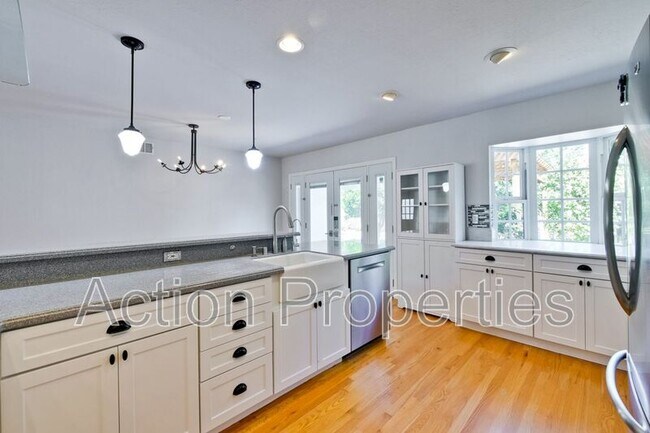 Building Photo - 1549 Alisal Ave