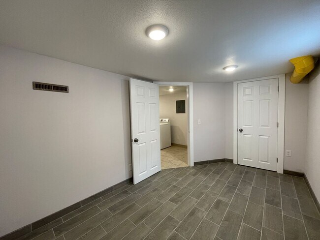 Building Photo - 6 Bedroom/2.5 Bath Home in North Fort Coll...