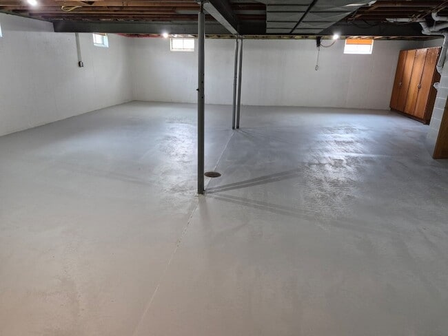 Building Photo - 403 Oak St