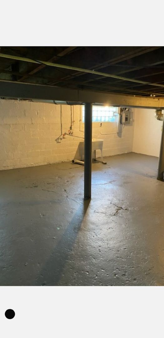 Building Photo - BIG 3 Bedroom House For Rent