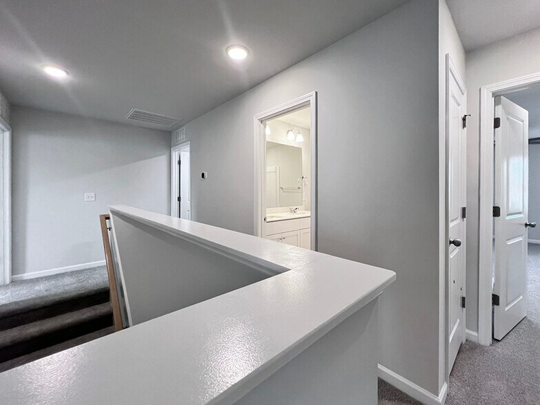 Building Photo - 163 Siebold St