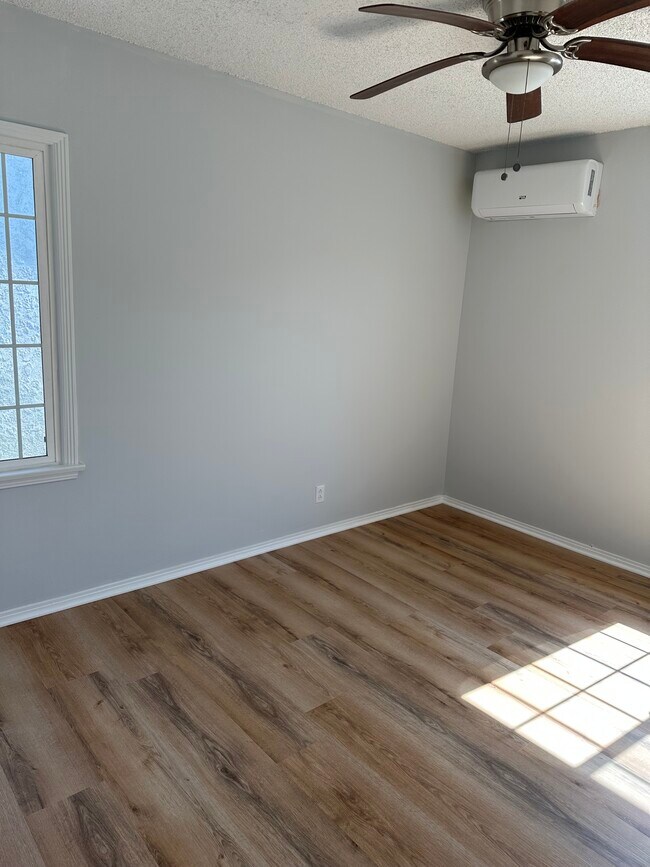 Building Photo - 12108 Dunrobin Ave
