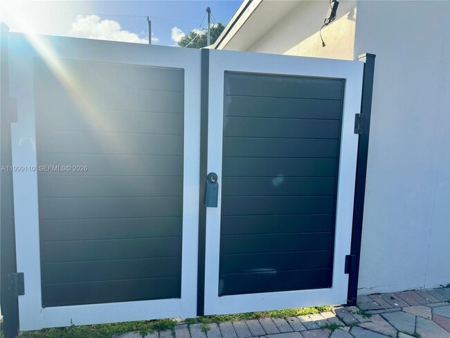 Building Photo - 9292 Jamaica Dr