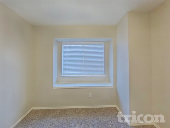 Building Photo - 3018 Blue Jay Ln