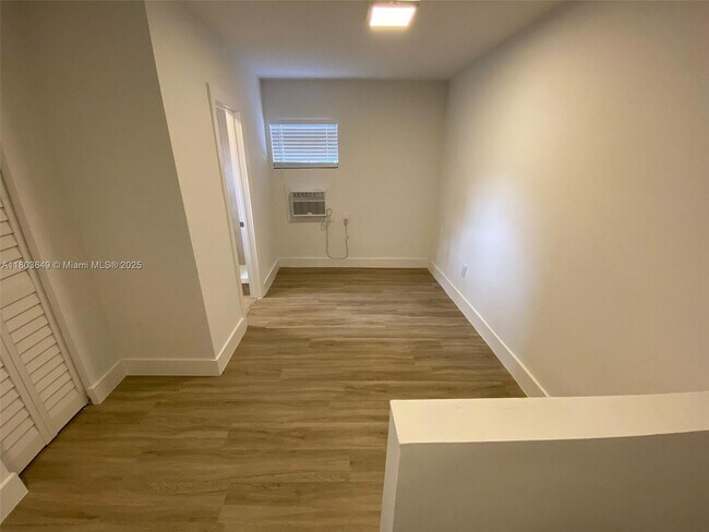Building Photo - 11310 Peachtree Dr