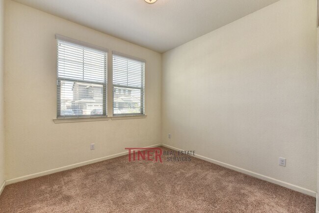 Building Photo - Like New Somerset Ranch Home!