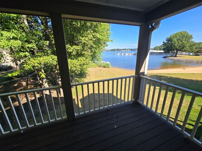 Building Photo - 7401 Mariner Cove Dr