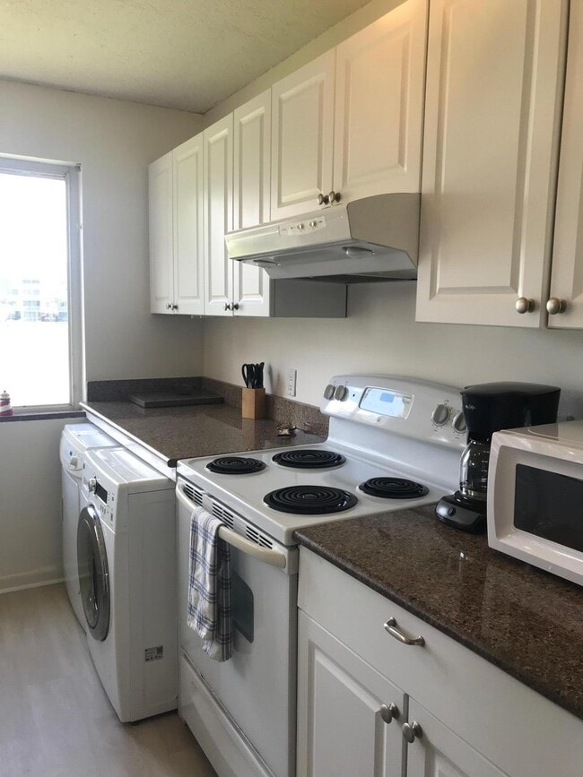 Building Photo - 353 S US Hwy 1