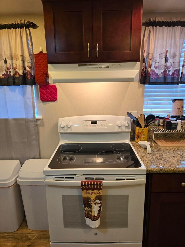 Building Photo - 1213 5th St