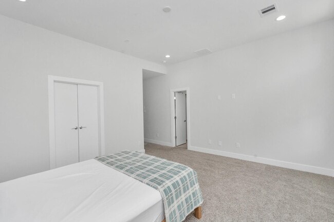 Building Photo - 3360 Pinemont Dr