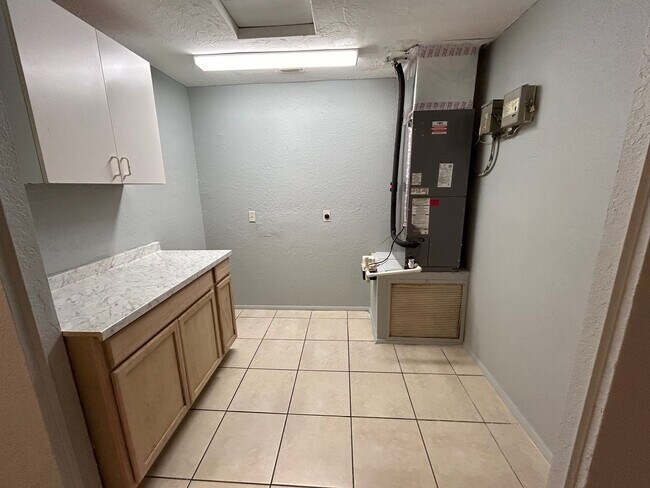 Building Photo - Ideal apartment for rent in Palmetto, near...