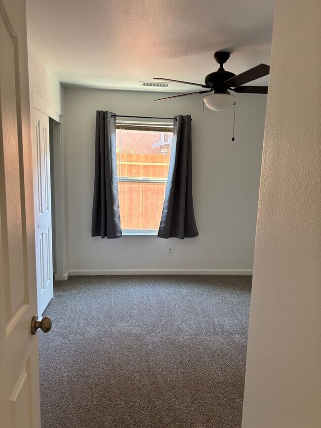 Building Photo - BEAUTIFUL, SPACIOUS,  4 BEDROOM, 2 BATHROO...
