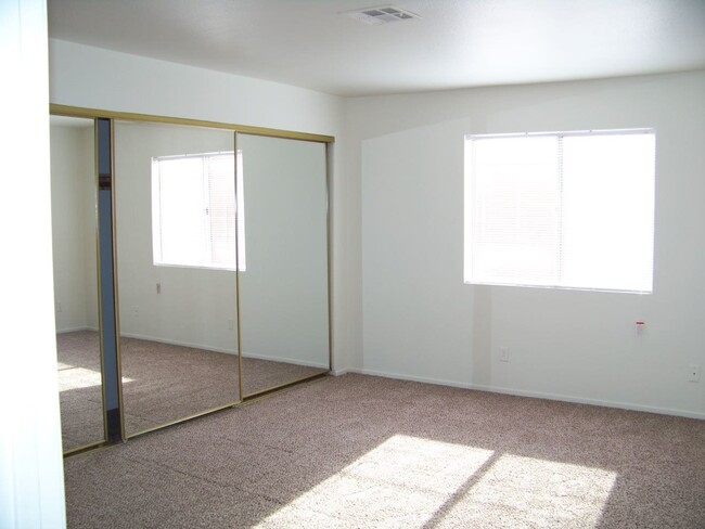 Building Photo - Large Upper Unit 2 Bedroom 2 bath