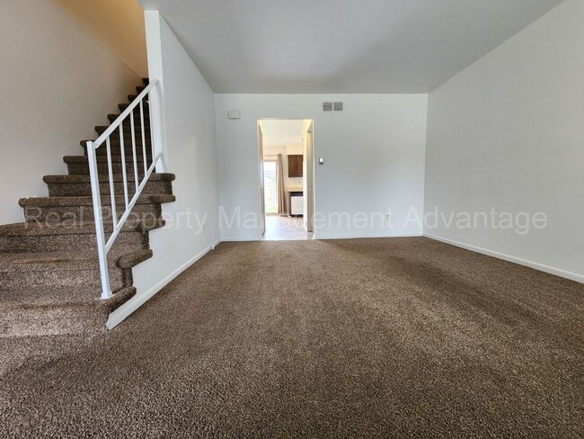 Building Photo - Renovated and Super Clean 2 Bed/1.5 Bath C...