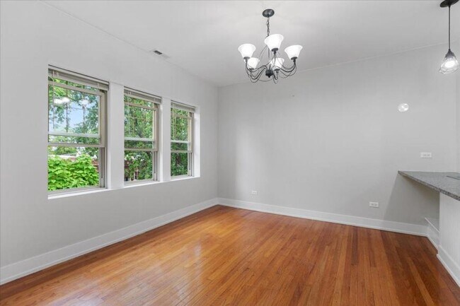 Building Photo - 2 bedroom in Chicago IL 60618