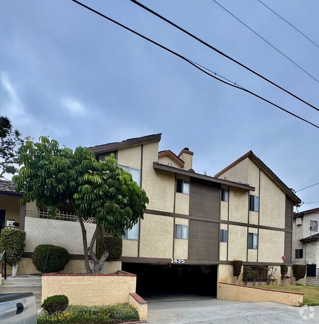 Building Photo - LARGE 2nd story 2bd/2ba unit