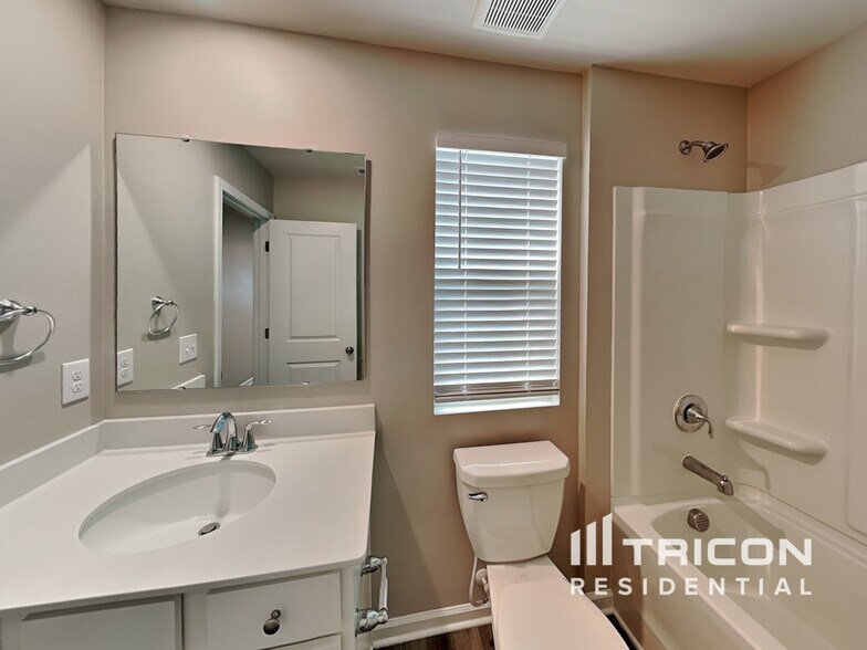 Building Photo - 127 Brentwood Dr