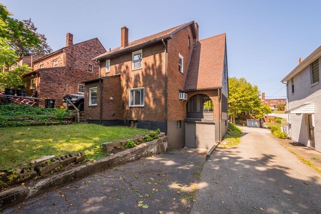 Building Photo - Stunning 4 bedroom home in McKeesport available July 1!