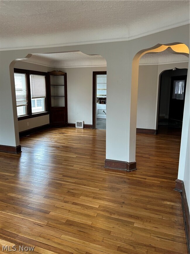 Building Photo - 1311 W 69th St