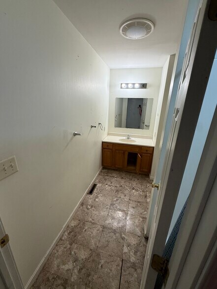 bathroom - 218 N Queen St