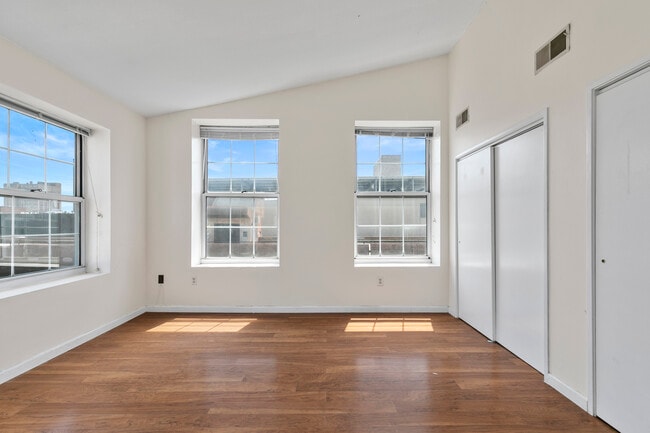 Building Photo - 196 Crown St