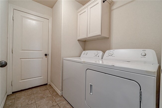 Building Photo - 926 Kensington Dr
