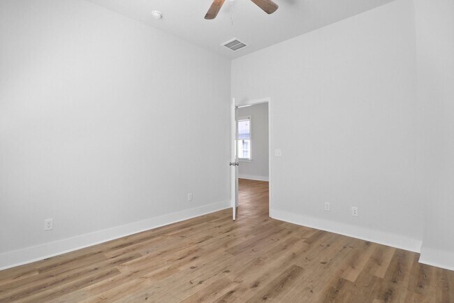 Building Photo - 826 W Victory Dr