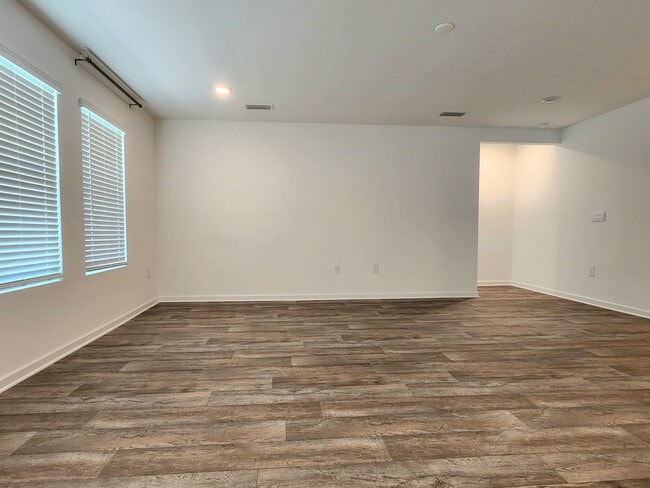 Building Photo - Lovely 4/2 available now in Raley Farms of...