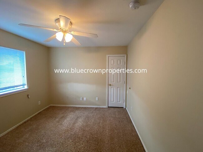Building Photo - 1829 Carver Dr