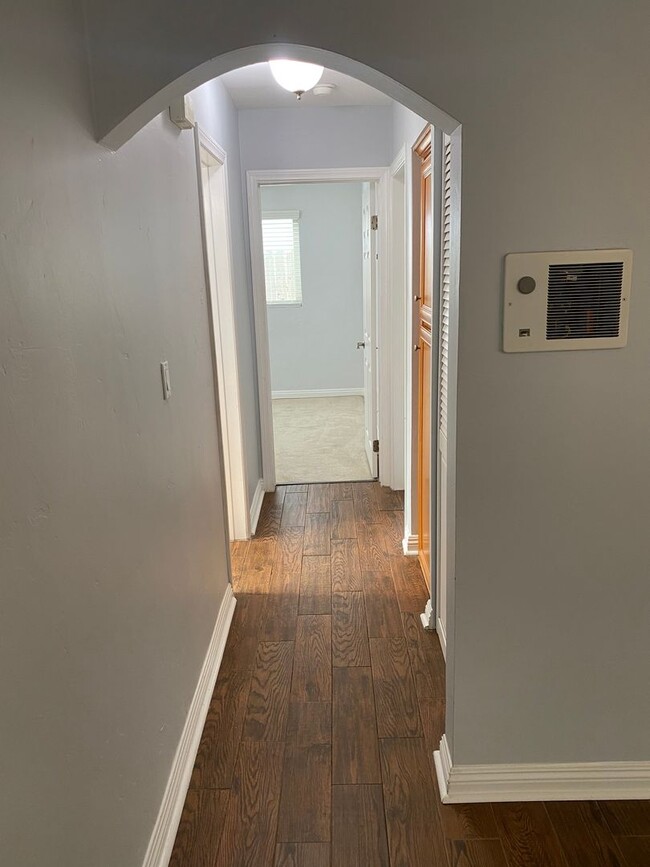Building Photo - 2/2 Condo with Laundry and 2-Car Parking