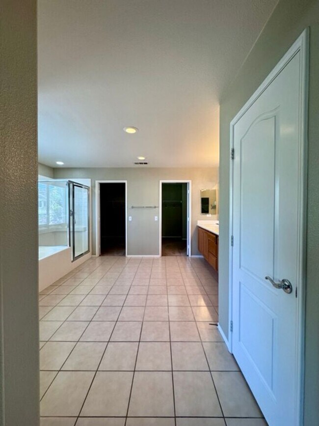 Building Photo - Beautiful Two Story 5 bedroom Home in the ...