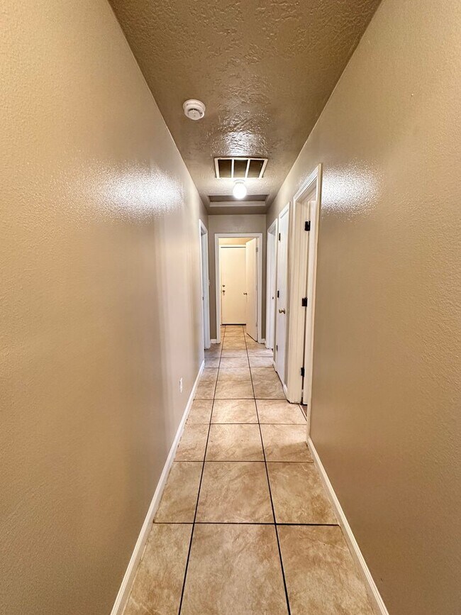 Building Photo - *"PRICE  REDUCED + MOVE-IN SPECIAL" 3 Bedroom 2 Bathroom with 2 Car Garage