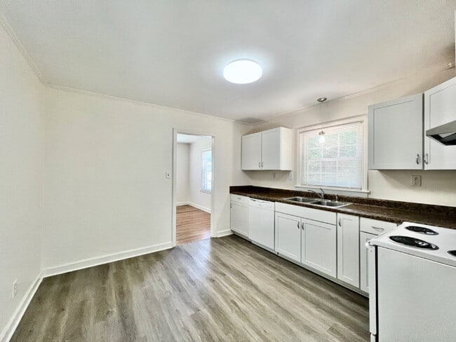 Building Photo - Updated Home in Convenient Location