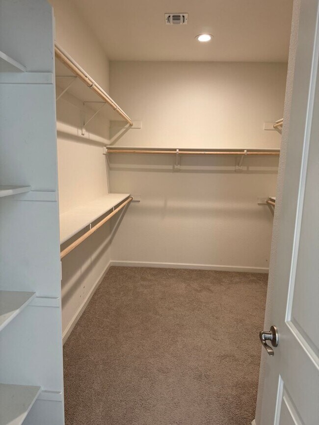 Building Photo - Beautiful 5 Bedroom, 3 Bathroom, 2800 Sqft...