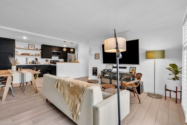 Building Photo - Luxe 1 BR Adam's Point Condo Available Now
