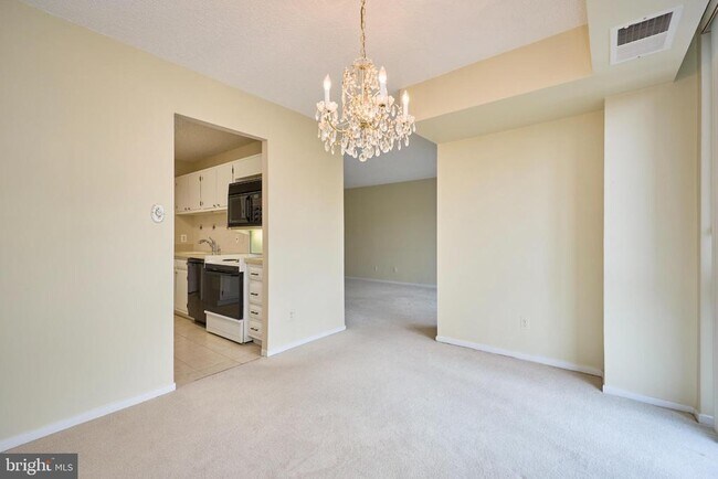 Building Photo - 2300 Pimmit Dr