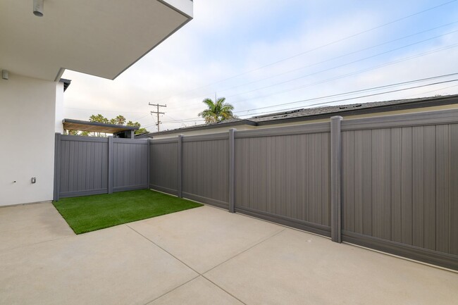 Building Photo - 5142 Los Robles Dr