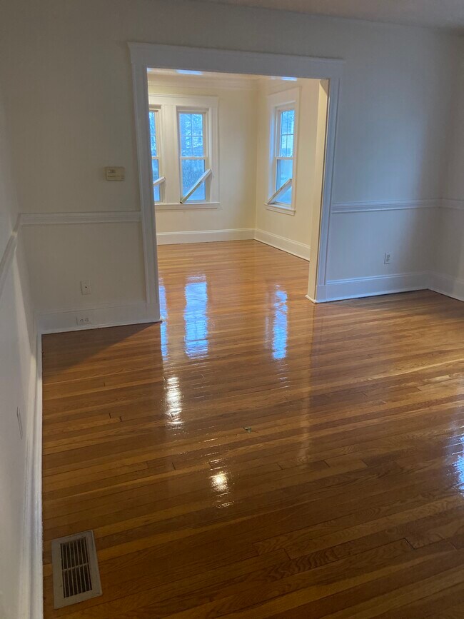 Building Photo - 4 Fairlawn Ave