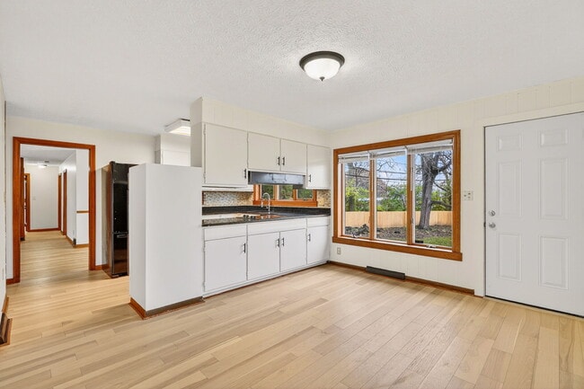 Building Photo - 3637 Sunset Dr