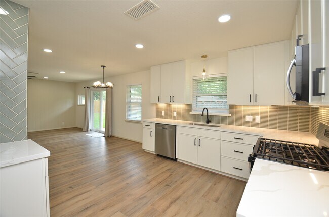 Building Photo - 9011 Theysen Dr