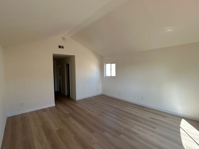 Building Photo - NEWLY REMODELED 3 BEDROOM 3 BATH