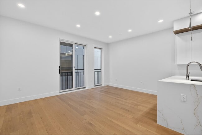 Building Photo - 160 Brunswick St