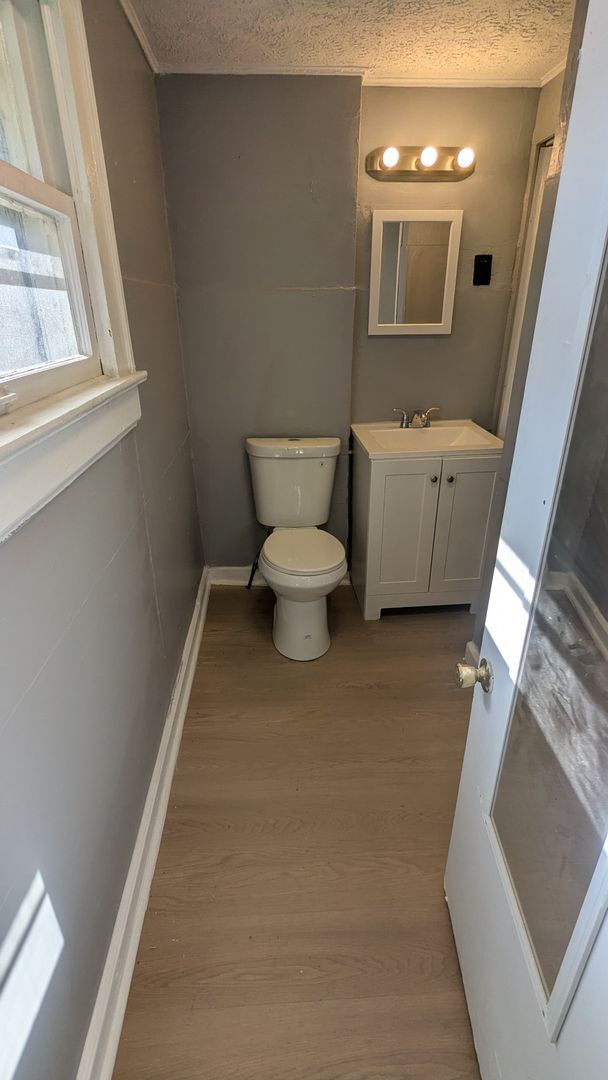 Building Photo - Welcome to your charming home located in the vibrant city of Akron