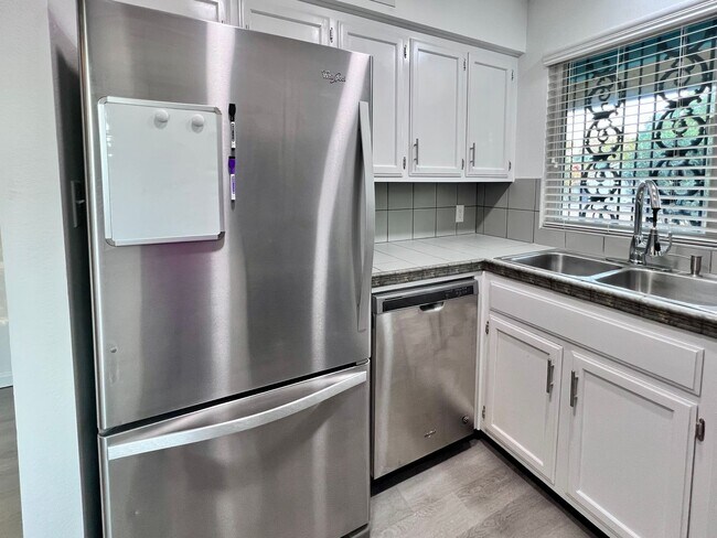 Building Photo - $1995 Gettysburg & Blackstone, 2 Bedroom Condo - Rialto Ave, Fresno / Newly Renovated